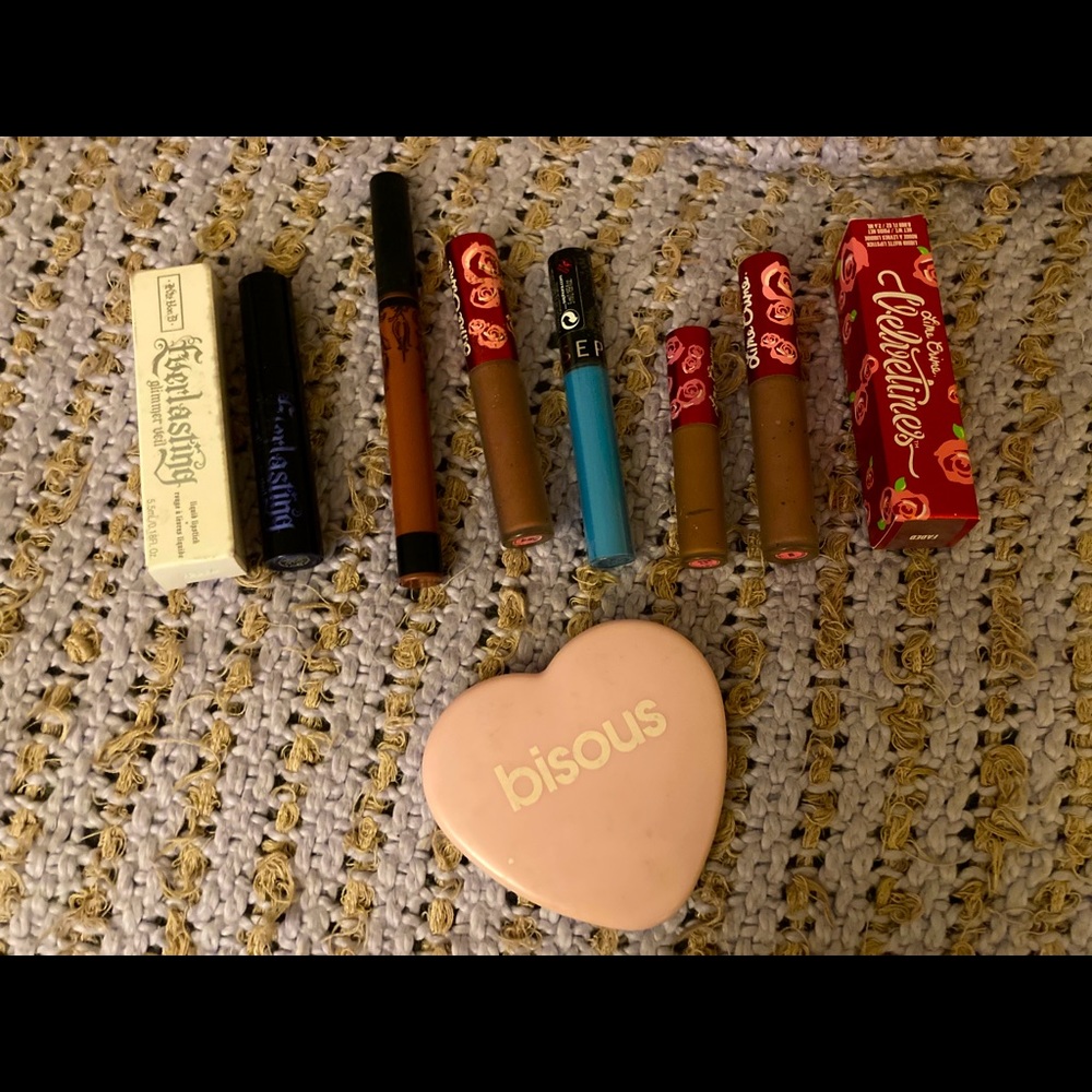 Liquid lipsticks and mirror